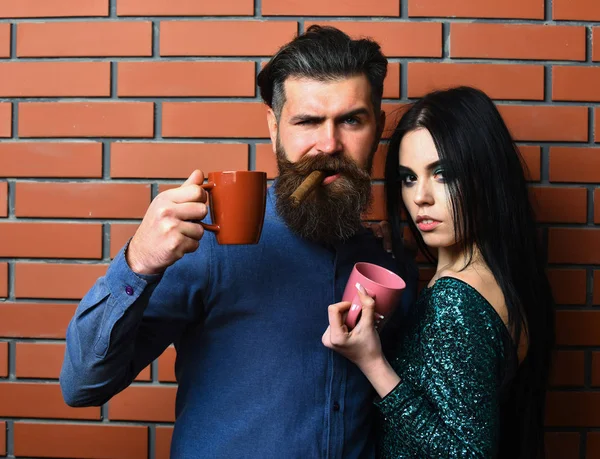 Hombre barbudo y mujer bastante sexy con cigarro, tazas de té — Foto de Stock