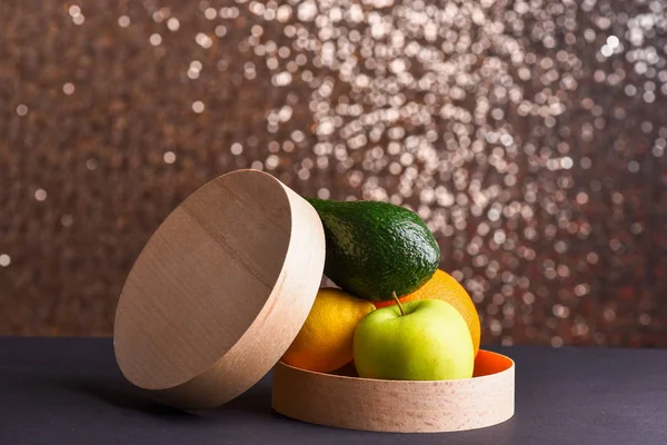 Vários frutos: limão, maçã, laranja, abacate na mesa cinza — Fotografia de Stock
