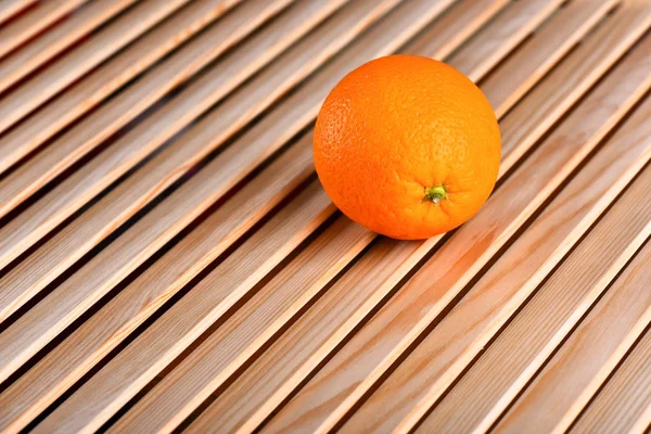 Świeży pomarańczowy na brązowym tle drewnianych — Zdjęcie stockowe