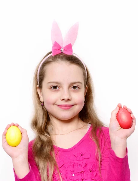 Kis boldog kislány húsvéti tojás elszigetelt fehér — Stock Fotó