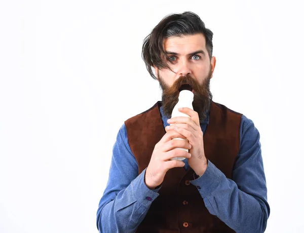 Homem barbudo segurando garrafa de kefir com rosto surpreso — Fotografia de Stock