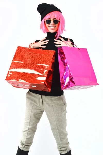 Menina sexy na moda em rosa peruca segurando pacote ou sacos — Fotografia de Stock