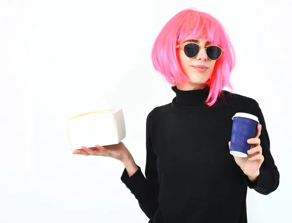 戴着粉色假发拿着咖啡杯和饭盒的女孩 — 图库照片