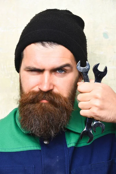 Barbuto brutale meccanico caucasico con chiavi metalliche — Foto Stock