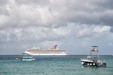su, Cozumel, Meksika körfezinde büyük yolcu gemisi