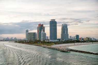 Miami gökdelenler mavi bulutlu gökyüzü, tekne yelken, havadan görünümü
