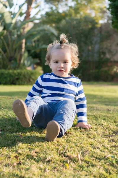 Pequeño bebé con la cara feliz en la hierba verde descalzo —  Fotos de Stock