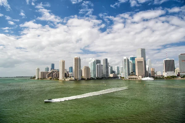 Miami skyskrapor med blå mulen himmel, båt segla, Flygfoto — Stockfoto