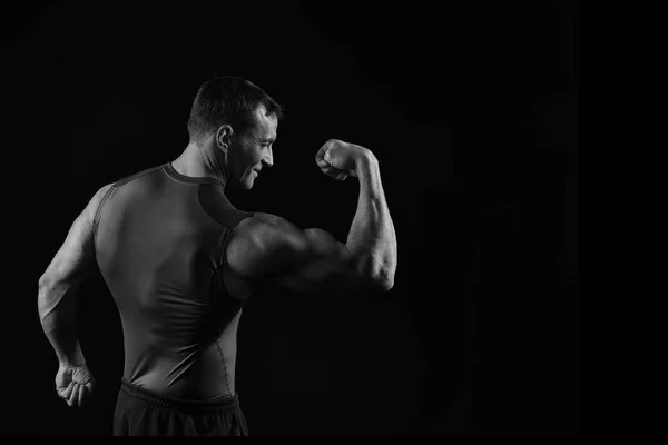 Kas vücut eğitim salonunda yakışıklı vücut geliştirmeci adamla — Stok fotoğraf