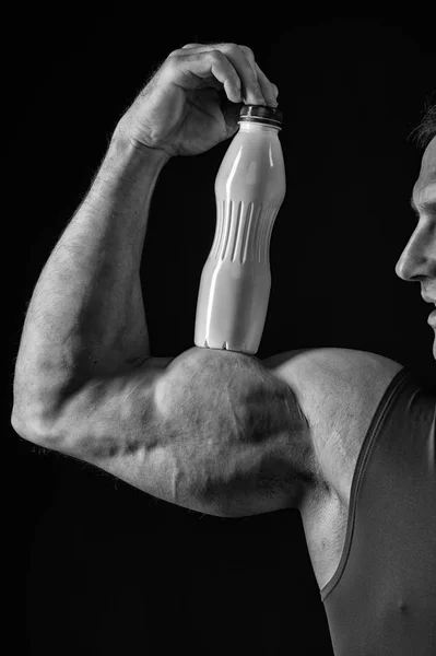 Mano masculina del hombre musculoso con bíceps, tríceps, botella de bebida —  Fotos de Stock