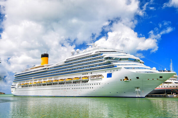 Большой роскошный круизный корабль или лайнер
