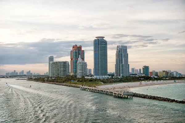 Miami felhőkarcolók kék felhős ég, vitorlás hajó, légi felvétel — Stock Fotó
