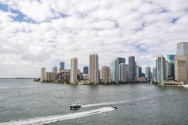 Miami gökdelenler mavi bulutlu gökyüzü, tekne yelken, havadan görünümü