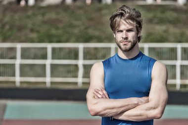 yakışıklı şık adam spor giyim, spor moda şık saçlı