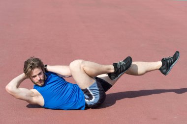 atletik sakallı adam kas vücut egzersizleri yapmak için ile karın