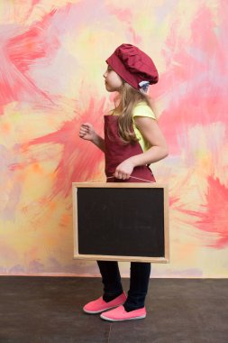 küçük kız Şef şapkalı, önlük ile yazı tahtası