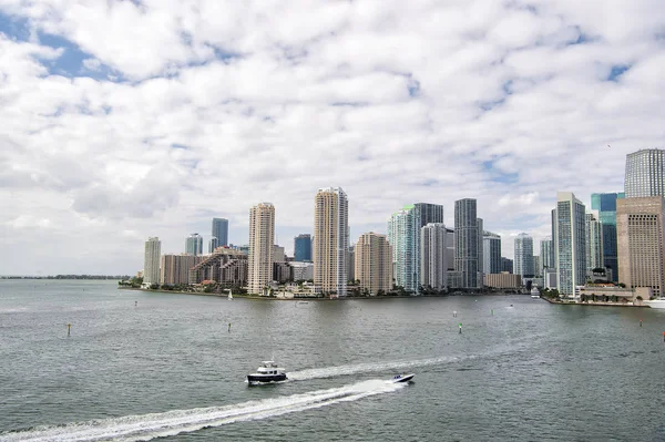 Miami rascacielos con cielo azul nublado, vela de barco, Vista aérea —  Fotos de Stock