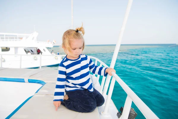 Pequeno menino marinheiro, capitão de iate em camisa marinha — Fotografia de Stock
