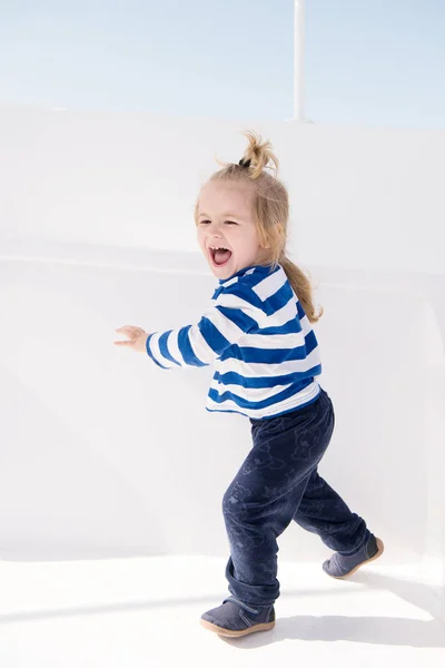 Mutlu küçük bebek Kaptan tekne, deniz çocuk moda — Stok fotoğraf