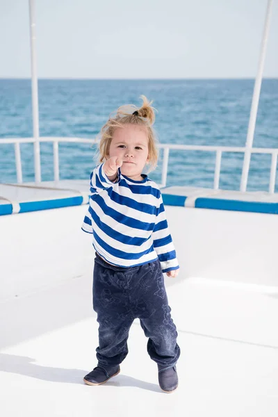 Piccolo capitano bambino in barca in crociera estiva, moda nautica — Foto Stock