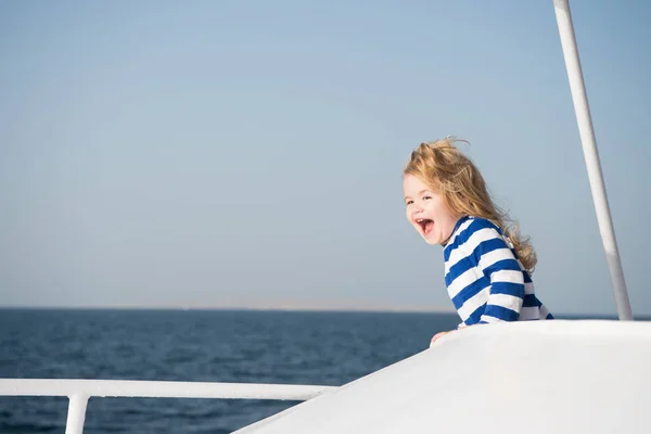 Pequeno menino feliz capitão do iate na camisa marinha — Fotografia de Stock