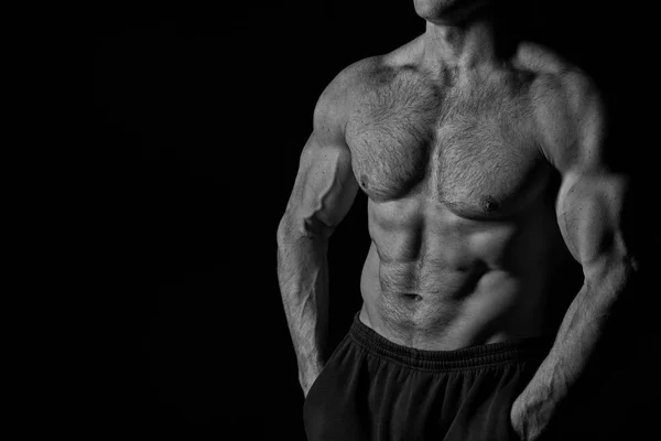 Guapo culturista hombre con entrenamiento muscular en el gimnasio —  Fotos de Stock
