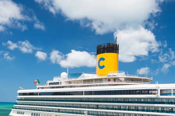 Beautiful large luxury cruise ship at moorage St. John, Antigua — Stock Photo, Image