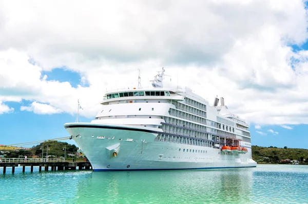 Grande navio de cruzeiro, iate de luxo branco no porto marítimo, Antígua — Fotografia de Stock