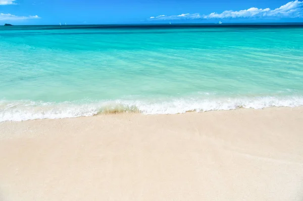 Zvlněné moře, oceán vody pozadí na písku pobřeží v Antigua — Stock fotografie