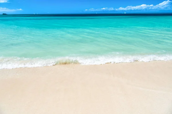 Welliges Meer, Meereswasser Hintergrund an der Sandküste in Antigua — Stockfoto