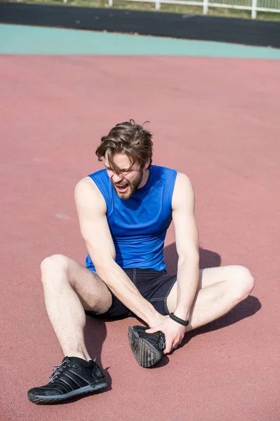 Corredor lesionado en pista de atletismo sensación dolor de pierna rota — Foto de Stock
