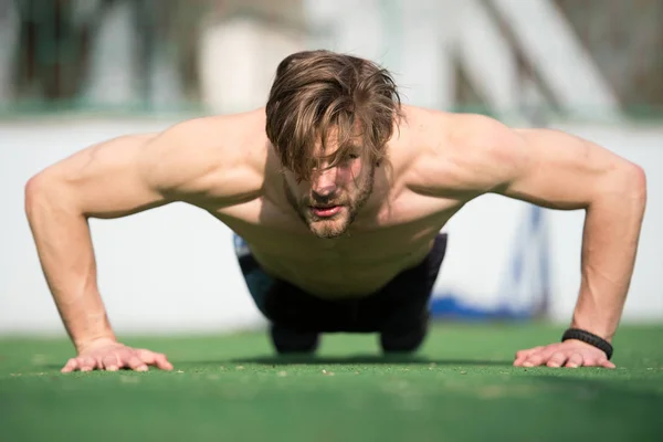 Muskulöser Mann macht Liegestütze, männlicher Athlet übt Liegestütze — Stockfoto