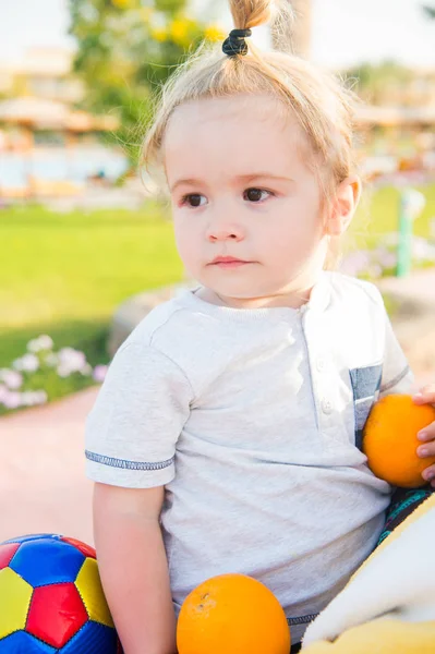 Renkli top ve turuncu meyve küçük bebek çocuk — Stok fotoğraf