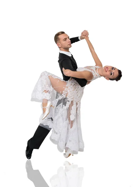 Ballrom casal de dança em uma pose de dança isolado em bachground branco — Fotografia de Stock