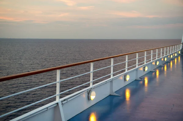 Vista para o mar a partir do navio de cruzeiro — Fotografia de Stock