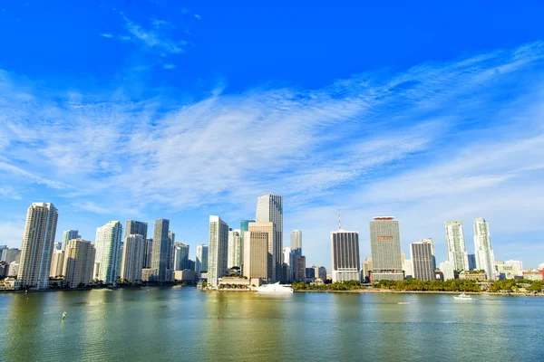 Vista aerea dei grattacieli di Miami con cielo nuvoloso blu, barca a vela — Foto Stock