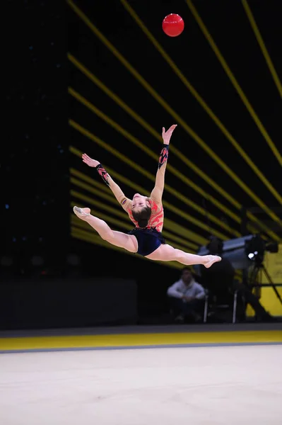 Turnerin tritt bei Wettkampf der Rhythmischen Sportgymnastik auf — Stockfoto