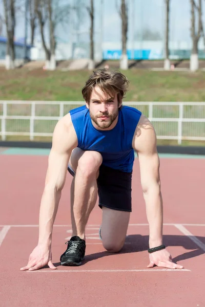Atletisk skäggig man med muskulös kropp stretching på Kör tr — Stockfoto