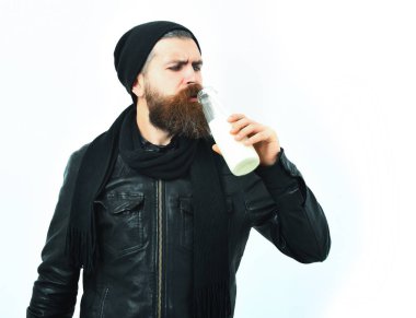 Sakallı, beyaz tenli hippi elinde cam süt kavanozu tutuyordu.