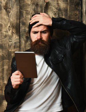 Sakallı, Kafkas hippisi, elinde tablet.