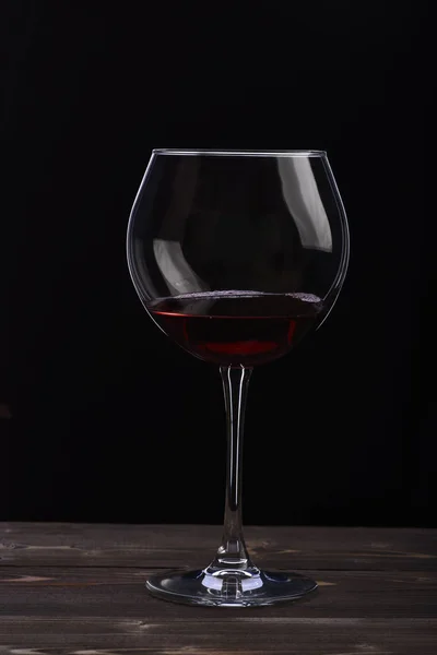 Copa de vino con vino sobre fondo negro — Foto de Stock