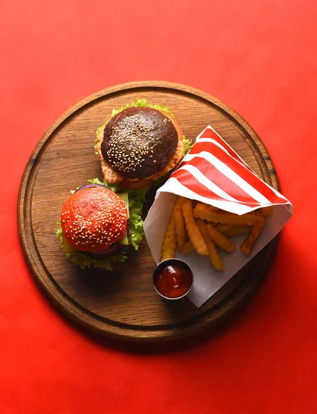 Comida rápida de dos sabrosas hamburguesas y papas fritas —  Fotos de Stock