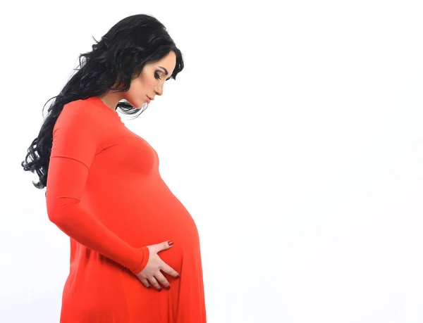 Ganska söt gravid kvinna smeker hennes mage — Stockfoto