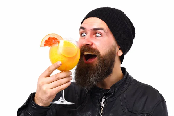 Brutal hipster caucásico sosteniendo bebida alcohólica o cóctel fresco — Foto de Stock