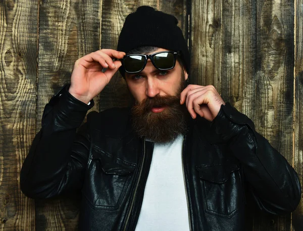 Vousatý brutální kavkazský hipster v brýlích — Stock fotografie