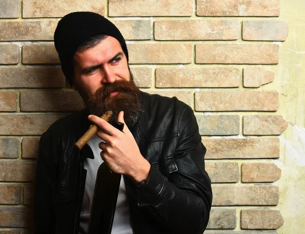 Brutalny biały hipster palący cygaro — Zdjęcie stockowe