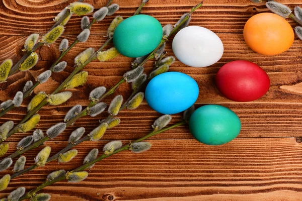 Окрашенные пасхальные яркие яйца с ивой, озир — стоковое фото