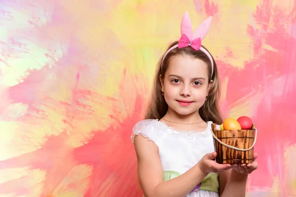 快乐的小女孩拿着装有复活节彩蛋的桶 — 图库照片