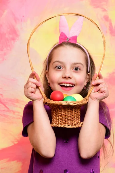 小快乐女婴提着装有复活节彩蛋的篮子 — 图库照片