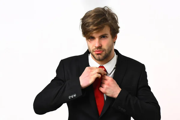 Caucásico elegante hombre de negocios con bigote en elegante traje negro — Foto de Stock